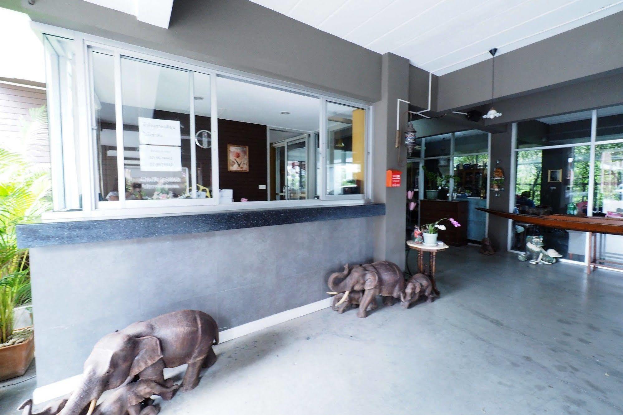 Namnon Place Nonthaburi Eksteriør bilde